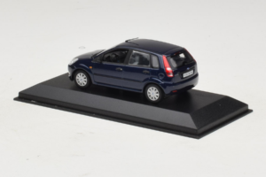 Ford Fiesta Mk5 4-Door Tummansininen Minichamps 1:43 FIESTA001 Metalli — kuva 3 / 4