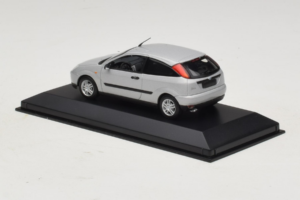 Ford Focus Mk1 3-Door Hopea Minichamps 1:43 FOCUS005 Metalli — kuva 3 / 5