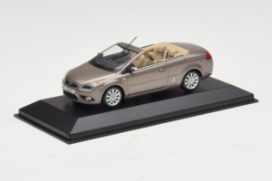 Ford Focus Mk2 CC Harmaa Minichamps 1:43 FORD005 Metalli — kuva 2 / 4