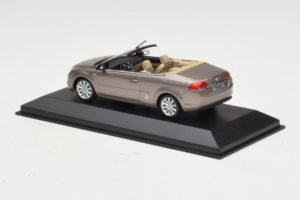 Ford Focus Mk2 CC Harmaa Minichamps 1:43 FORD005 Metalli — kuva 3 / 4