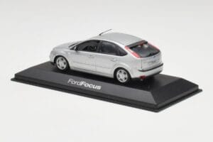 Ford Focus Mk2 Moondust Hopea Minichamps 1:43 FOCUS002 Metalli — kuva 3 / 4