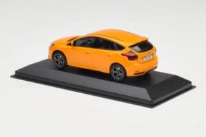 Ford Focus ST Mk3 Tangerine Scream Minichamps 1:43 FOCUS001 Metalli — kuva 3 / 4