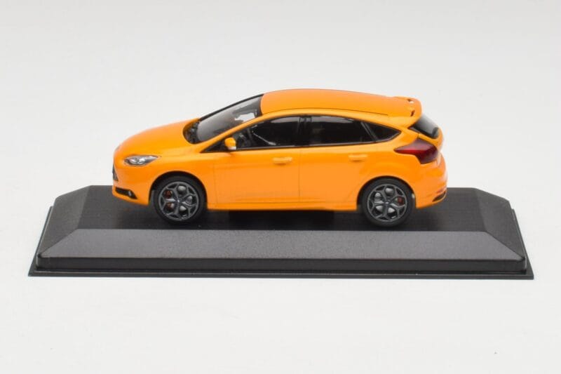 Ford Focus ST Mk3 Tangerine Scream Minichamps 1:43 FOCUS001 Metalli