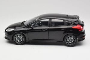 Ford Focus ST Mk2 Panther Black Metallic Minichamps 1:18 110082000 Metalli — kuva 4 / 8