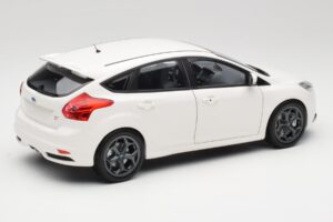 Ford Focus ST Mk2 Valkoinen Minichamps 1:18 110082004 Metalli — kuva 3 / 8