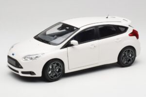Ford Focus ST Mk2 Valkoinen Minichamps 1:18 110082004 Metalli
