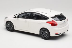 Ford Focus ST Mk2 Valkoinen Minichamps 1:18 110082004 Metalli — kuva 7 / 8