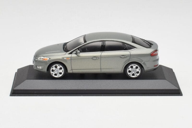 Ford Mondeo Mk3 Sedan Harmaa Metallic Minichamps 1:43 IND403086003 Metalli