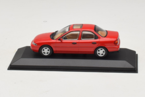 Ford Mondeo Mk1 Sedan Punainen Minichamps 1:43 82000 Metalli