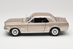 Ford Mustang 1964 1/2 Hopea Mira 1:18 6127 Metalli — kuva 4 / 8