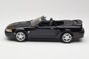 Ford Mustang GT SN95 Avoauto Musta Maisto 1:18 50328 Metalli — kuva 4 / 8