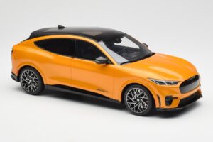 Ford Mustang Mach-E GT Performance Cyber Oranssi Otto 1:18 OT983 Hartsi — kuva 4 / 6