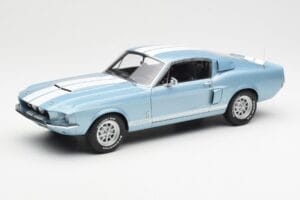 Ford Mustang Shelby GT500 Vaaleansininen Metallic Valkoisilla Raidoilla AUTOart 1:18 72907 Metalli
