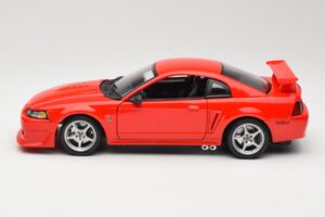 Ford Mustang SVT Cobra R SN95 Punainen Maisto 1:18 531872 Metalli — kuva 4 / 8