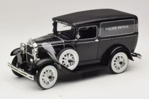 Ford Panel Car Police Patrol Signature Models 1:18 18143 Metalli