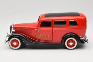 Ford Sedan Punainen Solido 1:18 8066 Metalli — kuva 4 / 8