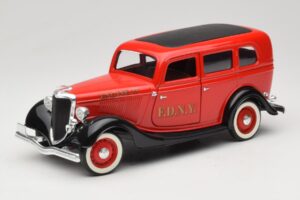 Ford Sedan Punainen Solido 1:18 8066 Metalli