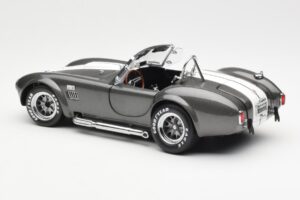 Ford Shelby Cobra 427 S/C Harmaa Metallic Valkoisilla Raidoilla Kyosho 1:18 08045GRW Metalli — kuva 7 / 8