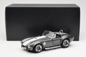 Ford Shelby Cobra 427 S/C Harmaa Metallic Valkoisilla Raidoilla Kyosho 1:18 08045GRW Metalli — kuva 8 / 8