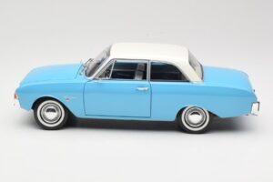 Ford Taunus 17M P2 Sininen Revell 1:18 08817 Metalli — kuva 4 / 8