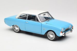 Ford Taunus 17M P2 Sininen Revell 1:18 08817 Metalli — kuva 6 / 8