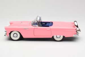 Ford Thunderbird Vaaleanpunainen Revell 1:18 8804 Metalli — kuva 4 / 8
