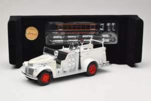 GMC Paloauto Valkoinen Road Signature 1:18 20068 Metalli — kuva 8 / 9