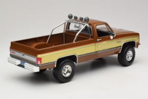 GMC K-2500 Sierra Grande Ruskea GreenLight 1:18 13560 Metalli — kuva 3 / 8