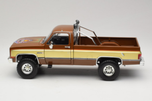 GMC K-2500 Sierra Grande Ruskea GreenLight 1:18 13560 Metalli — kuva 4 / 8