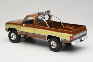 GMC K-2500 Sierra Grande Ruskea GreenLight 1:18 13560 Metalli — kuva 7 / 8