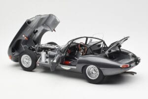 Jaguar E-Type Series 1 Coupe Lightweight Tummanharmaa AUTOart 1:18 73647 Metalli — kuva 5 / 8