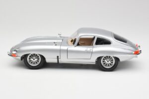 Jaguar E-Type Series 1 Hopea Bburago 1:18 3018-M2 Metalli — kuva 4 / 8