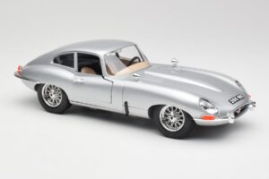 Jaguar E-Type Series 1 Hopea Bburago 1:18 3018-M2 Metalli — kuva 6 / 8