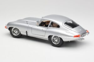 Jaguar E-Type Series 1 Hopea Bburago 1:18 3018-M2 Metalli — kuva 7 / 8