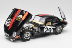 Jaguar E-Type #29 Musta Bburago 1:18 3018-M4 Metalli — kuva 2 / 8
