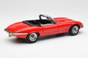 Jaguar E-Type Roadster Series III V12 Punainen AUTOart 1:18 73523 Metalli — kuva 3 / 8