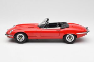 Jaguar E-Type Roadster Series III V12 Punainen AUTOart 1:18 73523 Metalli — kuva 4 / 8
