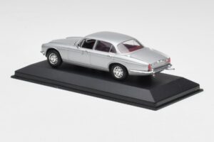 Jaguar XJ12 Series II Hopea Minichamps 1:43 400130401 Metalli — kuva 3 / 4
