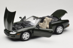 Jaguar XK8 Green Metallic Vaaleanharmaa Sisustus Maisto 1:18 31836 Metalli — kuva 2 / 8