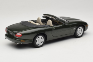 Jaguar XK8 Green Metallic Vaaleanharmaa Sisustus Maisto 1:18 31836 Metalli — kuva 3 / 8