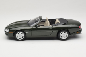 Jaguar XK8 Green Metallic Vaaleanharmaa Sisustus Maisto 1:18 31836 Metalli — kuva 4 / 8