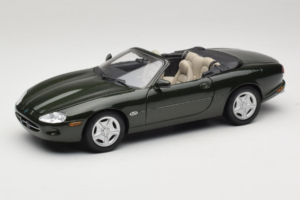 Jaguar XK8 Green Metallic Vaaleanharmaa Sisustus Maisto 1:18 31836 Metalli