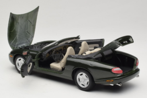 Jaguar XK8 Green Metallic Vaaleanharmaa Sisustus Maisto 1:18 31836 Metalli — kuva 5 / 8