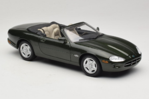 Jaguar XK8 Green Metallic Vaaleanharmaa Sisustus Maisto 1:18 31836 Metalli — kuva 6 / 8