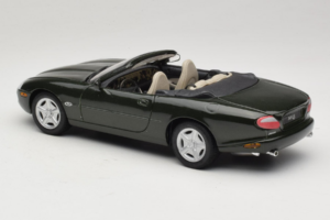 Jaguar XK8 Green Metallic Vaaleanharmaa Sisustus Maisto 1:18 31836 Metalli — kuva 7 / 8