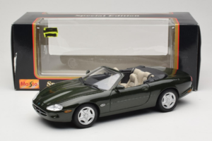 Jaguar XK8 Green Metallic Vaaleanharmaa Sisustus Maisto 1:18 31836 Metalli — kuva 8 / 8