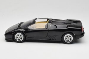Lamborghini Diablo Roadster Musta AUTOart 1:18 70093-R1 Metalli — kuva 5 / 10