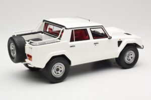 Lamborghini LM002 Valkoinen Kyosho 1:18 GTS18508W Hartsi — kuva 2 / 6
