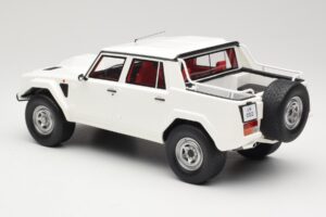 Lamborghini LM002 Valkoinen Kyosho 1:18 GTS18508W Hartsi — kuva 5 / 6