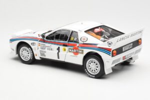 Lancia 037 Martini #1 W. Rohrl / C. Geistdorfer Winner Rally Monte Carlo 1983 Yöversio Kyosho 1:18 08306A Metalli — kuva 7 / 8